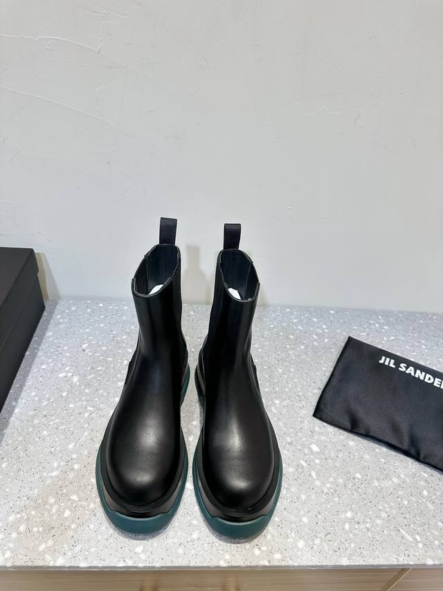 Jil Sander 小众潮牌 24Ss新款 厚底 切尔西靴 延续品牌的极简设计线条利落 硬朗帅气，显高又显瘦 小个子福音哦，看似笨重 实际很舒服 随性时髦 好